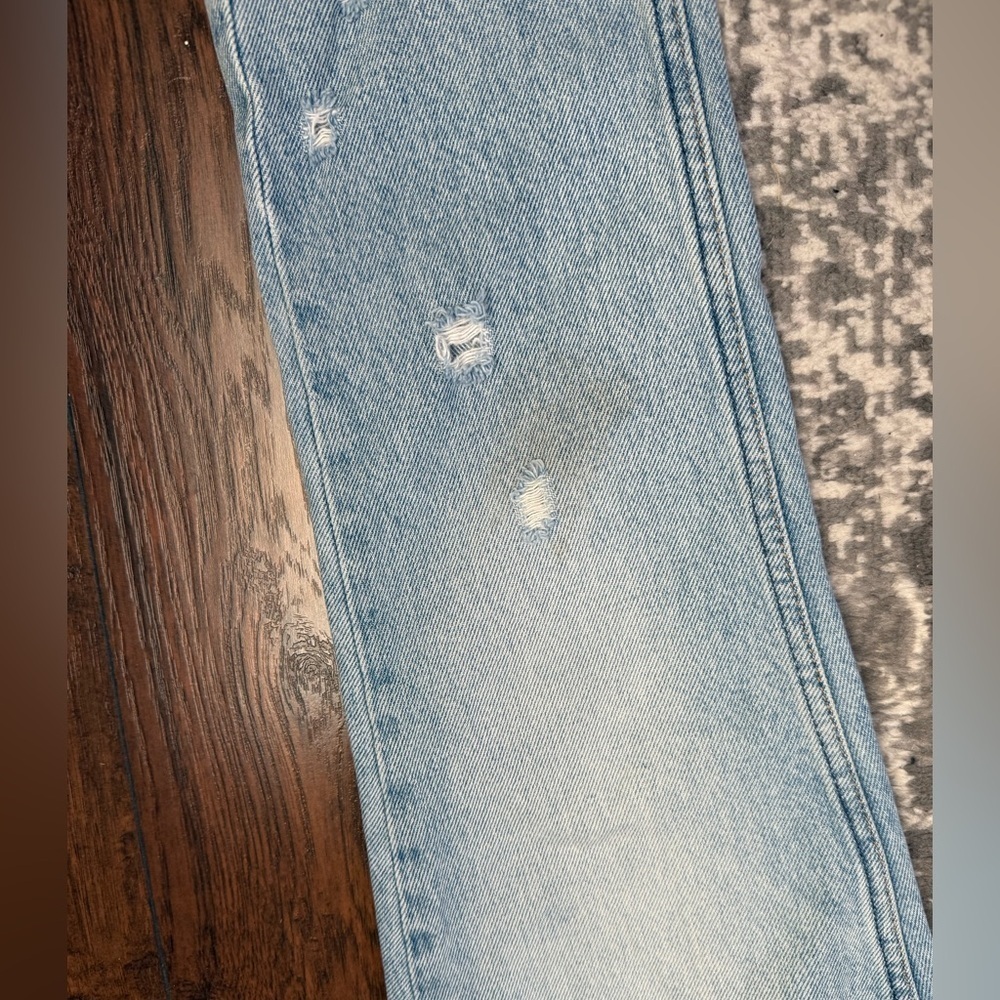Abercrombie & Fitch Light Wash Distressed Mom Jeans size 25/0 - Picture 7 of 8